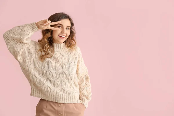 Hermosa mujer joven en suéter cálido sobre fondo de color —  Fotos de Stock