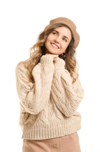 Krásná mladá žena v teplém svetru na bílém pozadí — Stock fotografie