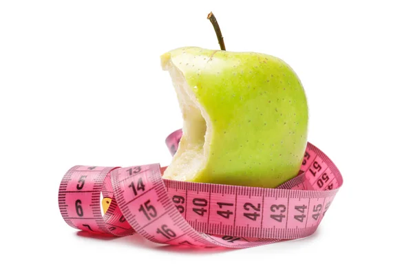 Bitten appel en meetlint op witte achtergrond. Dieetconcept — Stockfoto