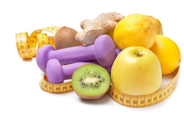 Různé zdravé potraviny s měřicí páskou a činky na bílém pozadí. Dietní koncept — Stock fotografie