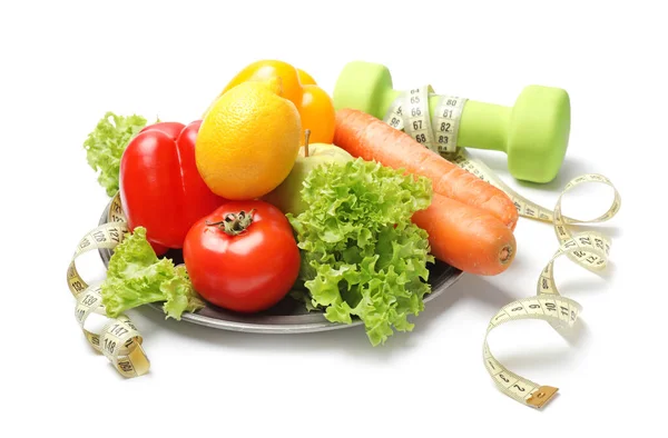 Různé zdravé potraviny s měřicí páskou a činky na bílém pozadí. Dietní koncept — Stock fotografie