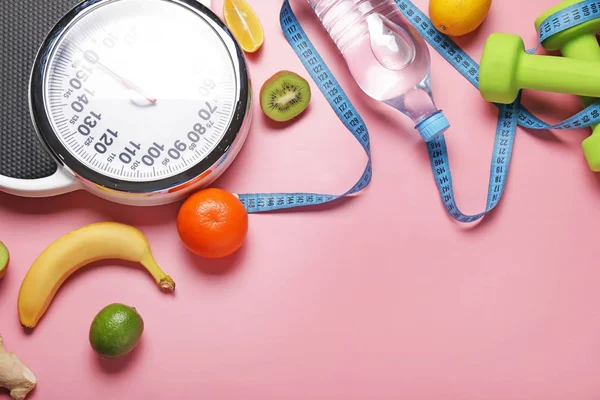 Verschillende gezonde voeding met meetlint, halters en schubben op kleurachtergrond. Dieetconcept — Stockfoto