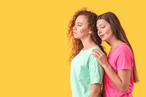 Jóvenes lesbianas sobre fondo de color. Concepto de feminismo — Foto de Stock