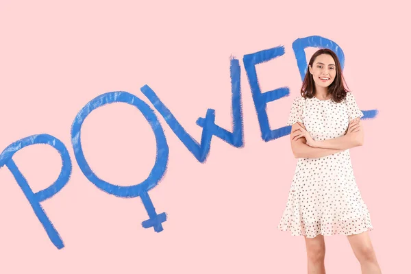 Fiatal nő közel színes fal szó Power. A feminizmus fogalma — Stock Fotó