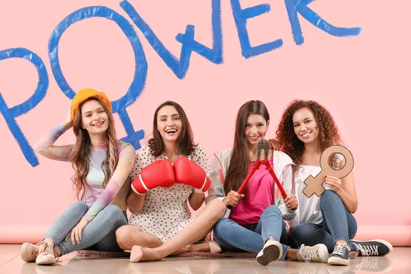 Młode kobiety w pobliżu kolorowych ścian ze słowem Power. Pojęcie feminizmu — Zdjęcie stockowe
