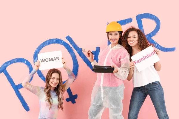 Unga kvinnor nära färg vägg med ordet makt. Begreppet feminism — Stockfoto