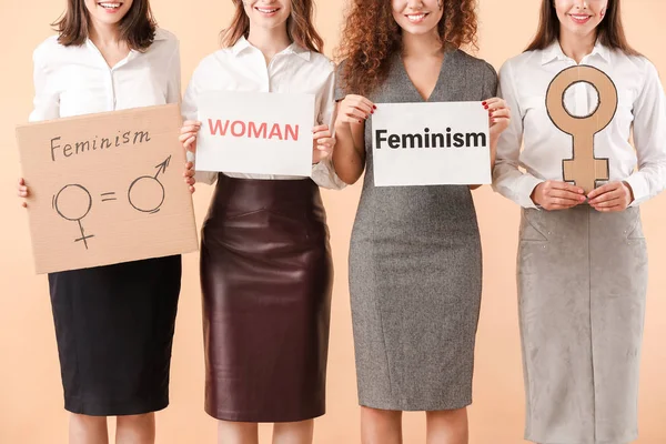 Mujeres jóvenes sobre fondo de color. Concepto de feminismo — Foto de Stock