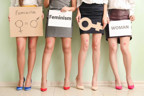 Unga kvinnor nära färgväggen. Begreppet feminism — Stockfoto