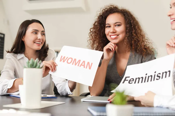 Fiatal nők a hivatalban. A feminizmus fogalma — Stock Fotó