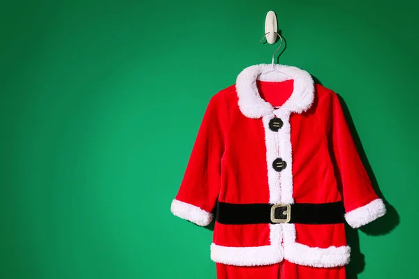 Jultomten kostym hängande på färg vägg — Stockfoto
