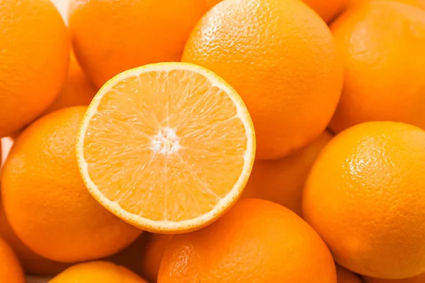 Многие вкусные апельсины в качестве фона — стоковое фото