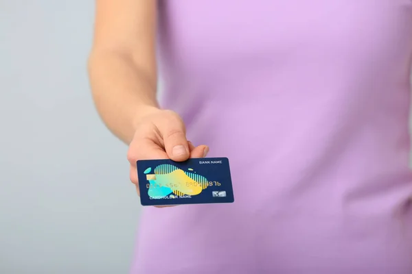 Jeune femme avec carte de crédit, gros plan — Photo