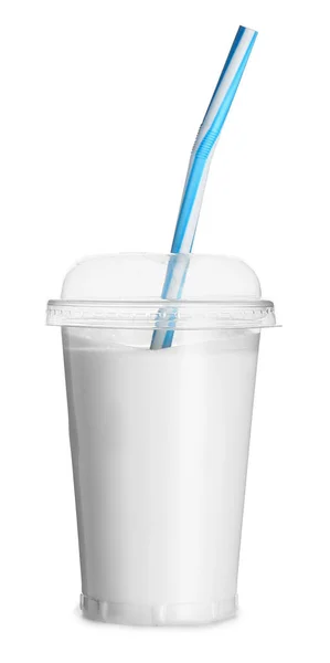 Чашка смачного молочного коктейлю на білому тлі — стокове фото
