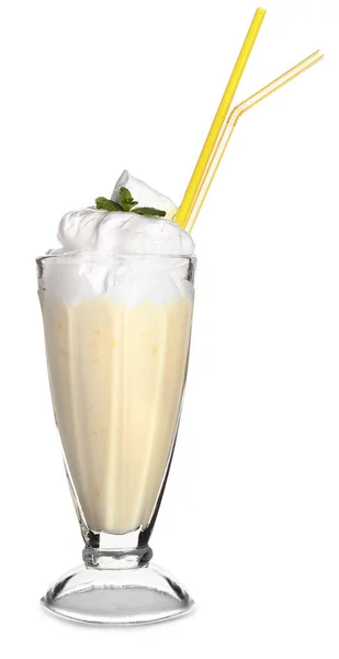 Copo de saboroso milkshake no fundo branco — Fotografia de Stock