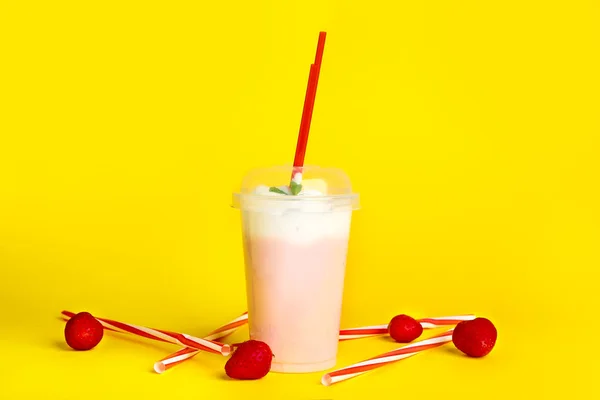 Filiżanka smacznego shake 'a na tle koloru — Zdjęcie stockowe