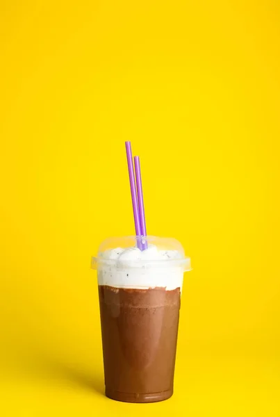 Cup of tasty milkshake on color background — Stock Photo, Image
