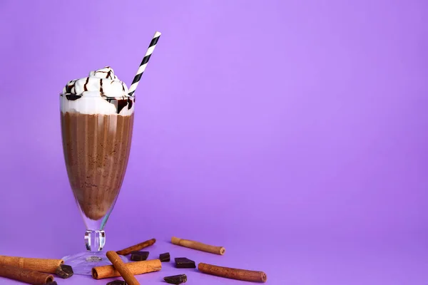 Verre de milkshake savoureux sur fond de couleur — Photo