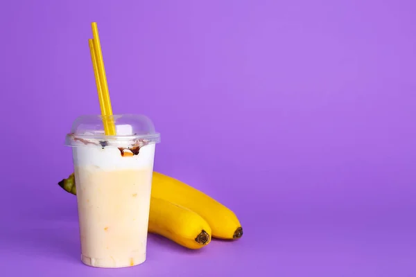 Κύπελλο νόστιμο milkshake στο φόντο χρώμα — Φωτογραφία Αρχείου