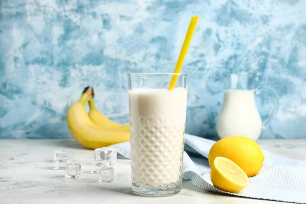 Glas lekkere milkshake op witte tafel — Stockfoto
