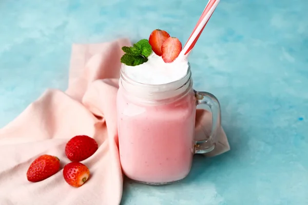 Einmachglas mit leckerem Milchshake auf farbigem Hintergrund — Stockfoto