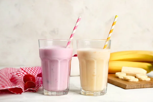 Okulary, smaczny Milkshakes na białym tle — Zdjęcie stockowe