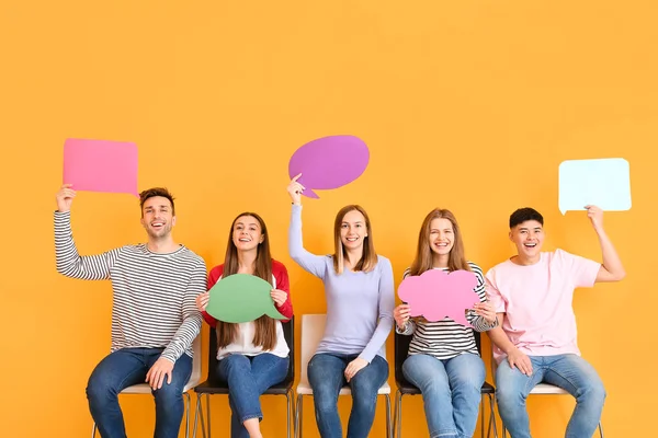Gruppo di giovani con bolle vocali vuote sullo sfondo a colori — Foto Stock