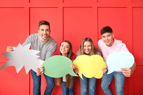 Grupo de jóvenes con burbujas en blanco sobre fondo de color — Foto de Stock