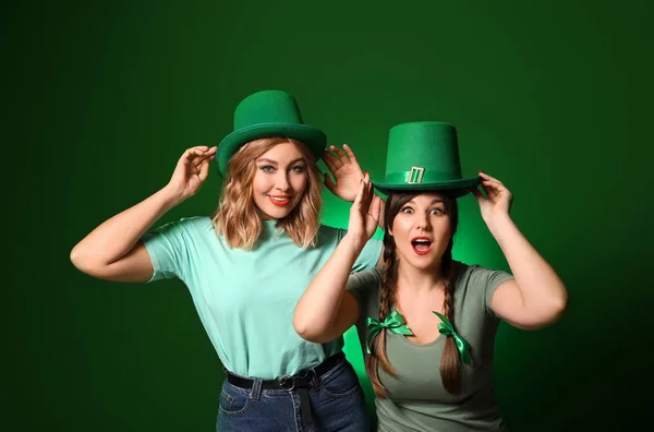 Drôle de jeunes femmes sur fond de couleur. Célébration de la Saint Patrick — Photo