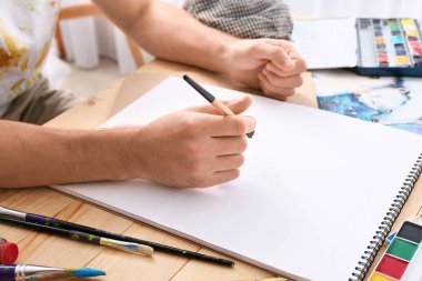 Studio çalışma genç erkek sanatçı
