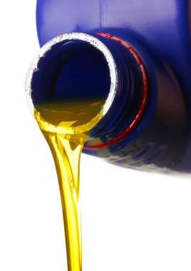 Beyaz arka planda araba yağı dökülürken