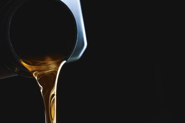 Koyu arkaplanda araba yağı dökülürken