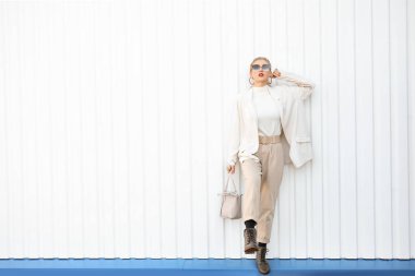 Beyaz arka planda zarif genç bir kadının portresi