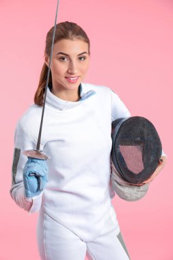 Genç kadın fencer renk arka plan üzerinde