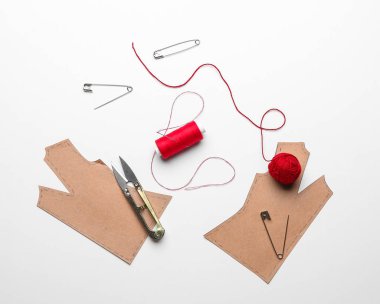 Beyaz arka planda dikiş desenli terzi malzemeleri.