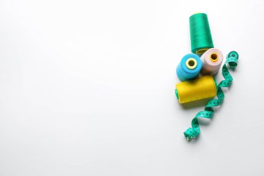 Beyaz arkaplanda terzi malzemeleri var.