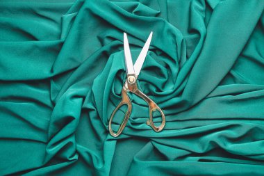 Kumaşın üstüne makas dikiyorum, üst görünüm