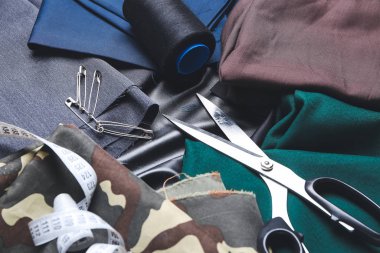 Kumaş üzerine terzi malzemeleri.