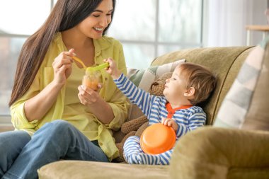 Anne küçük oğlu evde besleme