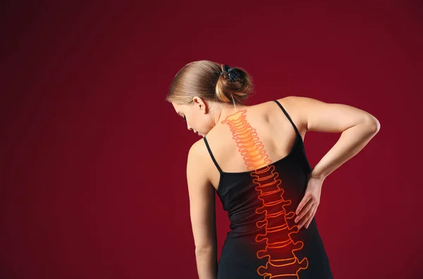 背中痛みを背景に苦しむ若い女性 — ストック写真