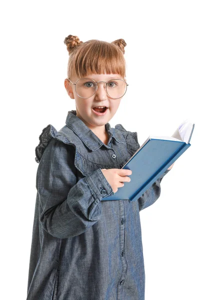 Überrascht kleines Mädchen mit Buch auf weißem Hintergrund — Stockfoto