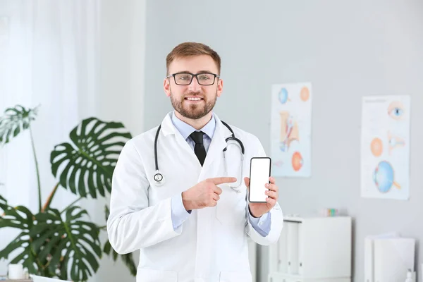 Πορτρέτο του άνδρα γιατρού με κινητό τηλέφωνο στην κλινική — Φωτογραφία Αρχείου