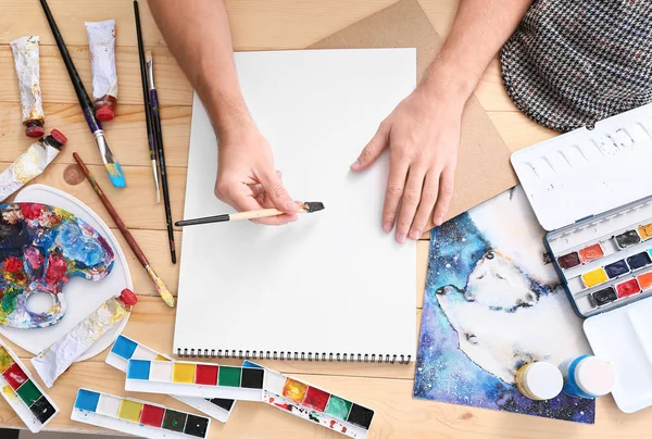 Joven artista masculino trabajando en estudio —  Fotos de Stock