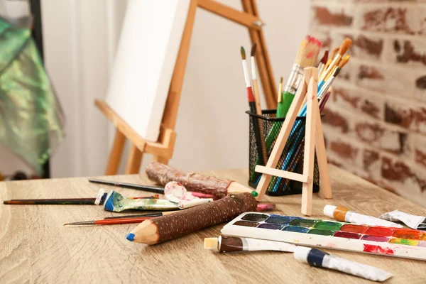 Set of artist's supplies on table — Stock Photo, Image
