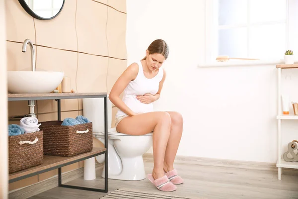 Femme enceinte souffrant de toxicose dans la salle de bain — Photo