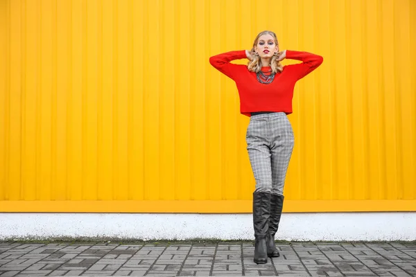 Retrato de mujer joven de moda al aire libre — Foto de Stock