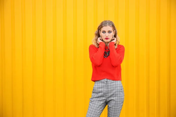 Portrait of fashionable young woman on color background — Stock Photo, Image