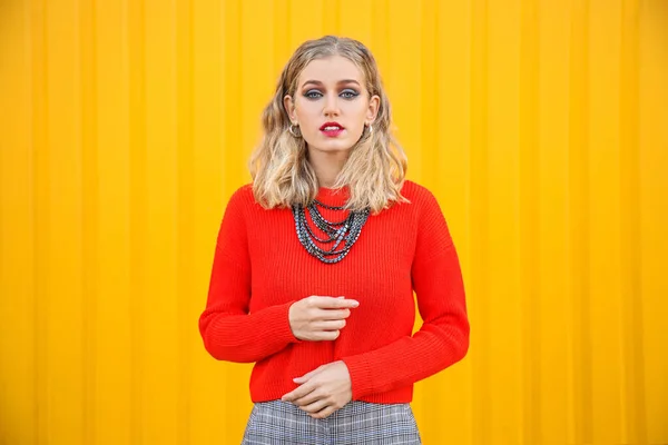 Retrato de mulher jovem na moda em fundo de cor — Fotografia de Stock