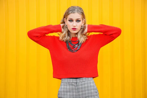 Portret van modieuze jonge vrouw op kleur achtergrond — Stockfoto