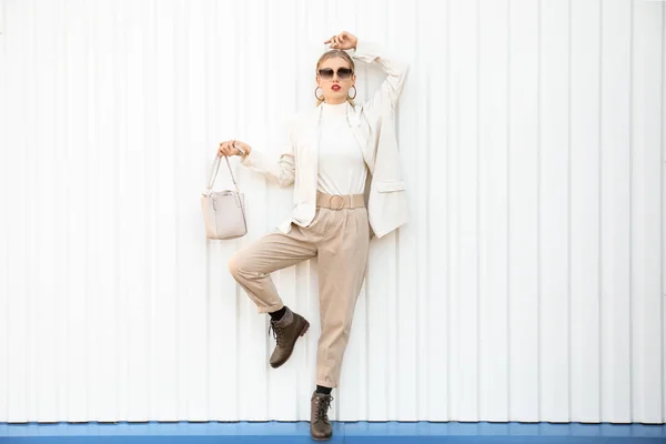 Retrato de mulher jovem na moda no fundo branco — Fotografia de Stock