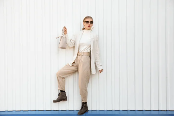 Ritratto di giovane donna alla moda su sfondo bianco — Foto Stock